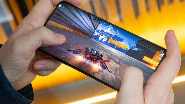 Màn hình của máy có kích thước 6,67 inch, độ phân giải QHD+, sử dụng tấm nền AMOLED. Bên cạnh đó, model này còn được trang bị tốc độ làm tươi 90 Hz giúp mang đến những trải nghiệm hình ảnh mượt mà.