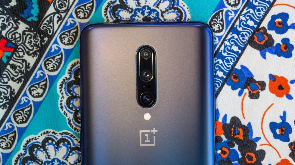 OnePlus 7 Pro là smartphone đầu tiên của hãng được trang bị hệ thống 3 camera sau, trong đó một camera chính có độ phân giải 48 MP, khẩu độ f/1.6, một camera tele 8 MP, có khả năng zoom quang 3x và một camera góc rộng 117 độ, 16 MP.