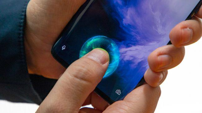 Model này được trang bị cảm biến vân tay trong màn hình thế hệ mới, mang đến độ chính xác cao và tốc độ mở khóa nhanh hơn phiên bản tiền nhiệm.