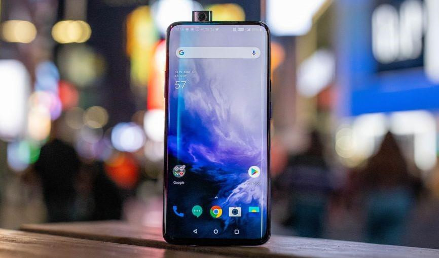 Thiết kế của OnePlus 7 Pro khá giống mẫu Oppo F11 Pro với camera selfie trượt. Tuy nhiên, điểm cộng của OnePlus 7 đến từ viền màn hình được làm cong và mỏng hơn.