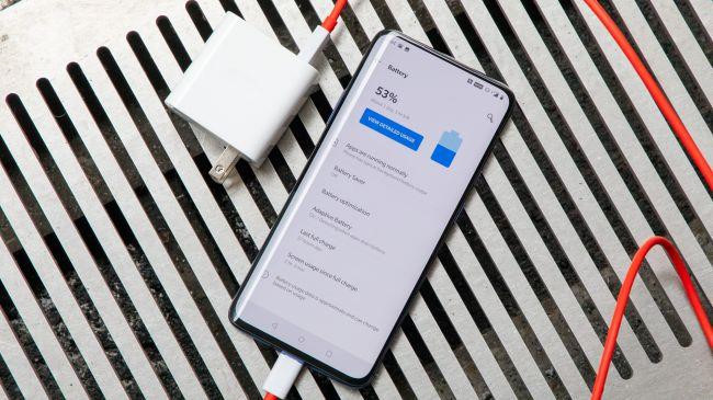 Cấu hình của OnePlus 7 Pro bao gồm chip Snapdragon 855, RAM tùy chọn 6/8/12 GB tương ứng với bộ nhớ trong 128 GB và 256 GB. Model này được trang bị viên pin có dung lượng 4.000 mAh và tích hợp công nghệ sạc nhanh Warp Charge 30 W.