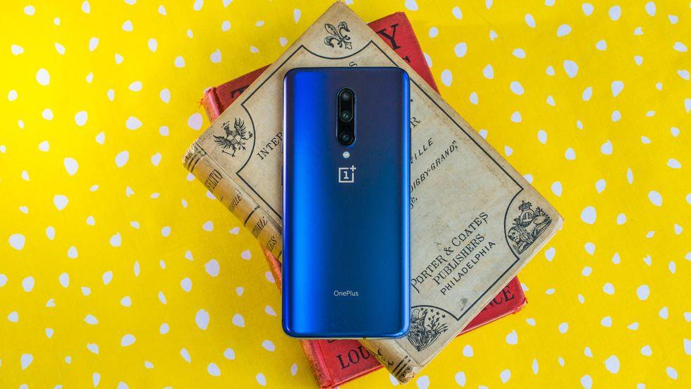 OnePlus 7 Pro sẽ lên kệ tại Mỹ từ ngày 17/5, sau đó sẽ có mặt tại một số thị trường như Canada, châu Âu, Ấn Độ, Trung Quốc. Máy có giá từ 670 USD cho bản RAM 6 GB, RAM 8 GB có giá 700 USD và 750 USD cho RAM 12 GB.