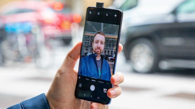 Camera selfie của OnePlus 7 Pro có độ phân giải 16 MP. Theo OnePlus, camera selfie này có "tuổi thọ" hơn 300.000 lần trượt. Ngoài ra, camera cũng được trang bị các cảm biến, khi người dùng đang selfie và vô tình làm rơi máy, camera sẽ tự động trượt xuống để tránh bị hư hỏng.