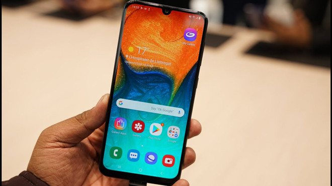  6. Galaxy A30 32GB (pin 4000 mAh)Giá bán: 4,99 triệu đồng Là chiếc smartphone dòng A mới nhất của năm nay, Galaxy A30 cũng được đánh giá khá cao với nhiều điểm mạnh: pin lớn 4000 mAh, màn hình 6,4 inch rộng, chip Exynos 7904 xử lý hiệu quả, camera sau kép 16MP + 5MP. Ngoài ra, điện thoại có ngoại hình khá giống với Galaxy M20 với phong cách “giọt nước”, RAM 3GB; bộ nhớ trong 32GB nhưng có camera selfie mạnh hơn - 16MP.