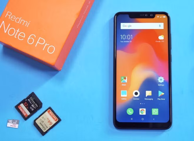  3. Xiaomi Note 6 Pro (pin 4000 mAh) Giá bán: từ 4,49 triệu đồng Xiaomi Note 6 Pro trên cả 2 phiên bản (RAM 3GB/ ROM 32GB và RAM 4GB/ RAM 64GB) đều có chung pin 4000 mAh, màn hình lớn – 6,26 inch và chip xử lý Snapdragon 636 tầm trung. Nhờ vậy, người dùng có thể thoải mái sử dụng điện thoại mà không lo ngại hết pin. Đáng chú ý, chiếc smartphone này còn có tới 4 camera: 2 camera chính và 2 camera selfie, hỗ trợ chụp ảnh chân dung ấn tượng. Tuy nhiên, điểm trừ của máy là thiết kế viền màn hình dày hơn, kém sang hơn.