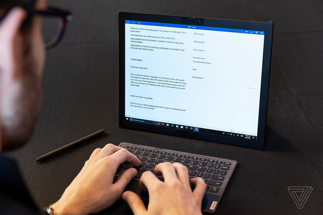 Theo The Verge, chiếc laptop này có thể được ứng dụng trong nhiều điều kiện khác nhau. Người dùng có thể gập lại để sử dụng như một chiếc laptop, sử dụng toàn màn hình như một mẫu máy tính bảng cỡ lớn hoặc kết nối với các phụ kiện chuột, bàn phím rời để dùng như máy tính bàn.