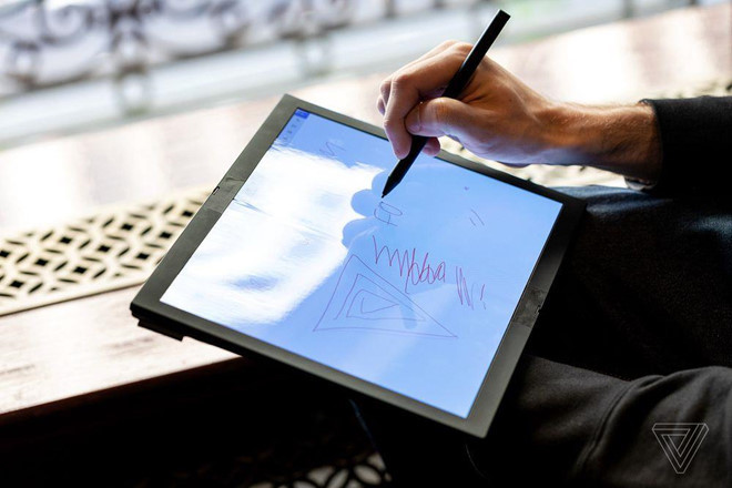 Lenovo cho biết nguyên mẫu này sẽ hỗ trợ một số loại bút cảm ứng, cho phép viết, vẽ trực tiếp lên màn hình.