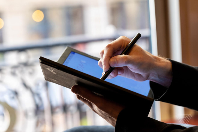 Lenovo cho biết nguyên mẫu này đã được phát triển trong hơn 3 năm, dự kiến ra mắt vào năm 2020, bên cạnh dòng sản phẩm cao cấp ThinkPad X1. Chiếc laptop màn hình gập đầu tiên này được định hướng phát triển thành một thiết bị máy tính xách tay cao cấp hoạt động độc lập, không phải là máy tính bảng hay phụ kiện rời.