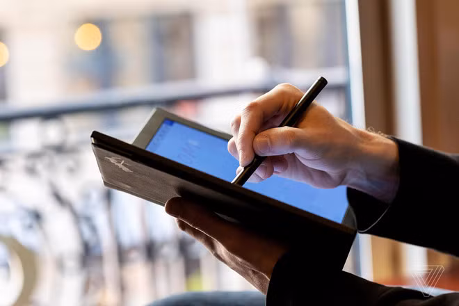 Lenovo cho biết nguyên mẫu này đã được phát triển trong hơn 3 năm, dự kiến ra mắt vào năm 2020, bên cạnh dòng sản phẩm cao cấp ThinkPad X1. Chiếc laptop màn hình gập đầu tiên này được định hướng phát triển thành một thiết bị máy tính xách tay cao cấp hoạt động độc lập, không phải là máy tính bảng hay phụ kiện rời.