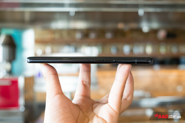 Cạnh trái là nơi đặt khay SIM cùng phím tăng/giảm âm lượng.