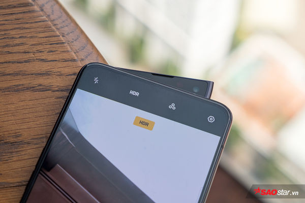 Cụm camera này chỉ nhô lên một phần, tạo thành hình tam giác giống như vây của cá mập. Mất khoảng chưa tới 1 giây để chúng ta có thể khởi động cụm camera pop-up này. Đây cũng là nơi đặt camera selfie 16MP, khẩu độ f/2.0 và đèn flash trước sau để tăng cường độ sáng trong môi trường tối.