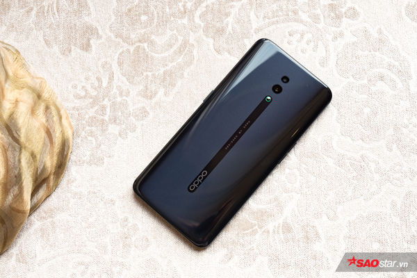 OPPO Reno sở hữu thiết kế theo lối tối giản giản, bằng cách ẩn đi nhiều chi tiết trên thân máy giúp cho tổng thể thiết bị tinh giản hơn.