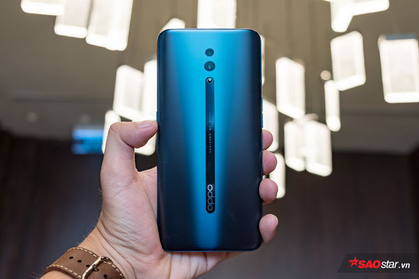 Mặt lưng của OPPO Reno nổi bật với dòng “Design by OPPO” cùng logo chạy dọc theo đường xương sống. Phía trên là cụm camera kép ẩn hoàn toàn trong thân máy.