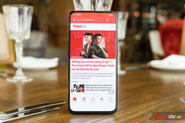 OPPO Reno sở hữu màn hình AMOLED kích thước 6.4 inch (bản tiêu chuẩn), độ phân giải Full HD+ và tấm bảo vệ cường lực Gorilla Glass 6. Bên dưới màn hình này là một cụm cảm biến vân tay quang học cho phép nhận diện vân tay trên màn hình để mở khóa điện thoại.