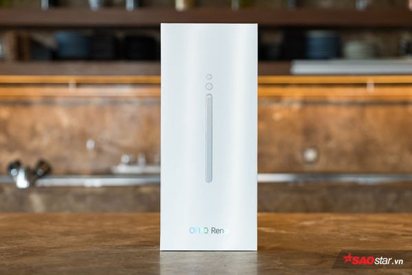 Kể từ sau Realme thay thế ở phân khúc giá rẻ, OPPO tập trung nhiều cho dòng F và giờ đây, Reno là cái tên mang hơi hướng của R series. OPPO Reno hứa hẹn mang đến trải nghiệm mới mẻ nhờ trang bị cụm camera selfie độc đáo mà hãng gọi là “vây cá mập”. Thiết kế vỏ hợp trên OPPO Reno có phần khác biệt so với các thiết bị tiền nhiệm của hãng với màu trắng chủ đạo cùng biểu tượng camera phẳng ở mặt lưng.