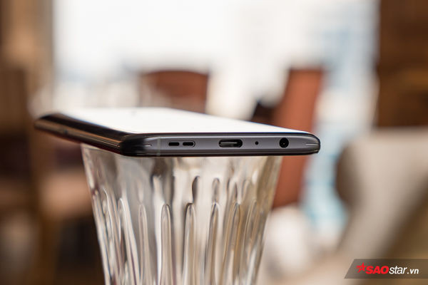 Cạnh đáy của OPPO Reno là nơi đặt cổng sạc USB-TypeC hỗ trợ công nghệ sạc nhanh VOOC 3.0, mic thu âm, loa ngoài, và jack cắm tai nghe 3.5mm.