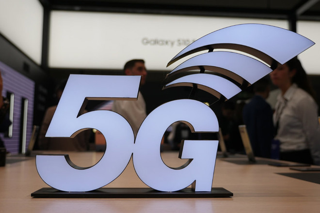 5G thực sự đã có mặt. Mặc dù chưa phổ biến nhưng trong những tháng tới, con người sẽ nghe nhiều hơn về những tiến bộ trong lĩnh vực này: tốc độ nhanh hơn, công suất lớn hơn và các ứng dụng mới được tạo ra bởi 5G. Tất cả chỉ là vấn đề thời gian khi sóng 5G bao phủ tất cả. Tất nhiên, công nghệ 5G không có tác dụng nếu không có phần cứng để khai thác. Thiết bị gần gũi và phổ biến nhất có lẽ là smartphone. Dưới đây là những mẫu smartphone 5G đã và sẽ xuất hiện trong năm nay.