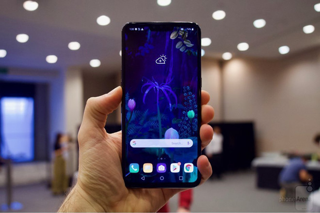LG V50 ThinQ 5G Theo báo cáo từ truyền thông Hàn Quốc, LG V50 5G sẽ được bán ra vào ngày 10/05 tại Hàn Quốc. Tuy nhiên, thông tin này vẫn chưa được xác nhận chính thức từ nhà sản xuất. Trong thời gian tới, sản phẩm cũng sẽ tới Mỹ với giá khoảng 1000 USD (khoảng 23,25 triệu đồng), thấp hơn so với “đối thủ” chính - Galaxy S10 5G. Về phần cứng, LG V50 ThinQ 5G có nhiều điểm tương đồng với V40. Điện thoại có thiết kế tương tự và sử dụng hệ thống 3 camera chính. Bên cạnh đó, sản phẩm sẽ có pin lớn hơn - 4000mAh và chip Snapdragon 855 nhanh hơn cùng với hệ thống làm mát hiệu quả hơn. Bên cạnh V50 ThinQ 5G, LG cũng sẽ cung cấp một phụ kiện có thể tháo rời, bổ sung màn hình thứ hai để nhân đôi không gian màn hình có sẵn cho máy.