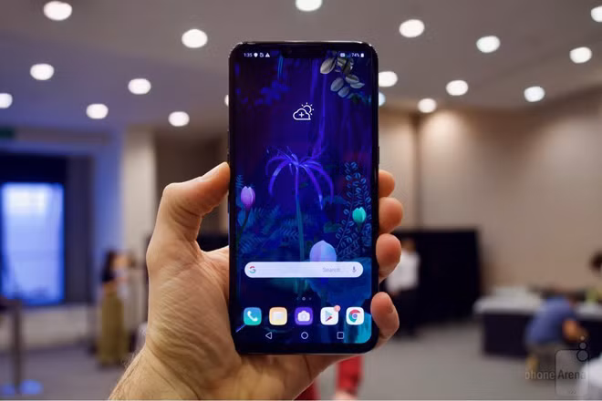 LG V50 ThinQ 5G Theo báo cáo từ truyền thông Hàn Quốc, LG V50 5G sẽ được bán ra vào ngày 10/05 tại Hàn Quốc. Tuy nhiên, thông tin này vẫn chưa được xác nhận chính thức từ nhà sản xuất. Trong thời gian tới, sản phẩm cũng sẽ tới Mỹ với giá khoảng 1000 USD (khoảng 23,25 triệu đồng), thấp hơn so với “đối thủ” chính - Galaxy S10 5G. Về phần cứng, LG V50 ThinQ 5G có nhiều điểm tương đồng với V40. Điện thoại có thiết kế tương tự và sử dụng hệ thống 3 camera chính. Bên cạnh đó, sản phẩm sẽ có pin lớn hơn - 4000mAh và chip Snapdragon 855 nhanh hơn cùng với hệ thống làm mát hiệu quả hơn. Bên cạnh V50 ThinQ 5G, LG cũng sẽ cung cấp một phụ kiện có thể tháo rời, bổ sung màn hình thứ hai để nhân đôi không gian màn hình có sẵn cho máy.