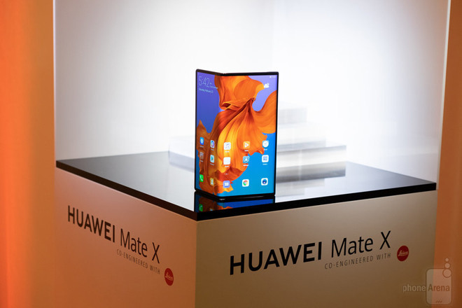 Huawei Mate X Huawei Mate X nổi bật với thiết kế "Falcon Wing” và màn hình có thể gập lại 8 inch. Phong cách này khiến người dùng quên rằng nó cũng là điện thoại thông minh có khả năng kết nối 5G. Dự kiến, thiết bị sẽ ra mắt trên khắp các khu vực của châu Âu và châu Á vào tháng 6 năm nay với giá khoảng 2500 USD (58,13 triệu đồng). Nếu không đủ khả năng chi trả để mua chiếc smartphone 5G này, người dùng có thể lựa chọn Huawei Mate 20 X 5G. Dựa trên Huawei Mate 20 X năm ngoái, điện thoại có pin 4200mAh (giảm từ 5000mAh), hiện đang được bán ở Thụy Sĩ với giá 970 USD (khoảng 22,55 triệu đồng). Theo lãnh đạo của Huawei, vào cuối năm nay, 5G có thể sẽ là điểm mạnh của Huawei Mate 30.