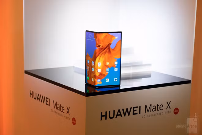 Huawei Mate X Huawei Mate X nổi bật với thiết kế "Falcon Wing” và màn hình có thể gập lại 8 inch. Phong cách này khiến người dùng quên rằng nó cũng là điện thoại thông minh có khả năng kết nối 5G. Dự kiến, thiết bị sẽ ra mắt trên khắp các khu vực của châu Âu và châu Á vào tháng 6 năm nay với giá khoảng 2500 USD (58,13 triệu đồng). Nếu không đủ khả năng chi trả để mua chiếc smartphone 5G này, người dùng có thể lựa chọn Huawei Mate 20 X 5G. Dựa trên Huawei Mate 20 X năm ngoái, điện thoại có pin 4200mAh (giảm từ 5000mAh), hiện đang được bán ở Thụy Sĩ với giá 970 USD (khoảng 22,55 triệu đồng). Theo lãnh đạo của Huawei, vào cuối năm nay, 5G có thể sẽ là điểm mạnh của Huawei Mate 30.