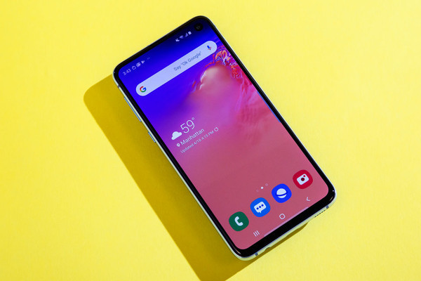  “Tai thỏ” tinh tế hơnNhiều smartphone Android đã tìm ra cách thiết kế thông minh hơn iPhone. iPhone là thiết bị khởi đầu xu hướng “tai thỏ” và dù cho bạn có thích nó hay không thì “tai thỏ” vẫn là một thiết kế thông minh để tối đa diện tích màn hình trên mặt trước máy. Smartphone Android có thể được xem là các thiết bị đi sau Apple với thiết kế này nhưng lại tiến xa hơn. Bên cạnh một số biến thể như thiết kế “tai thỏ” nhỏ hơn hay “giọt nước”, một số nhà sản xuất như Samsung hay OPPO thậm chí còn chọn thiết kế “đục lỗ” hay camera trước dạng bật lên.