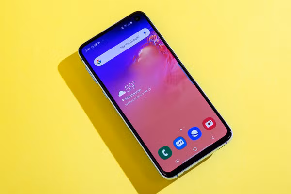  “Tai thỏ” tinh tế hơn Nhiều smartphone Android đã tìm ra cách thiết kế thông minh hơn iPhone. iPhone là thiết bị khởi đầu xu hướng “tai thỏ” và dù cho bạn có thích nó hay không thì “tai thỏ” vẫn là một thiết kế thông minh để tối đa diện tích màn hình trên mặt trước máy. Smartphone Android có thể được xem là các thiết bị đi sau Apple với thiết kế này nhưng lại tiến xa hơn. Bên cạnh một số biến thể như thiết kế “tai thỏ” nhỏ hơn hay “giọt nước”, một số nhà sản xuất như Samsung hay OPPO thậm chí còn chọn thiết kế “đục lỗ” hay camera trước dạng bật lên.