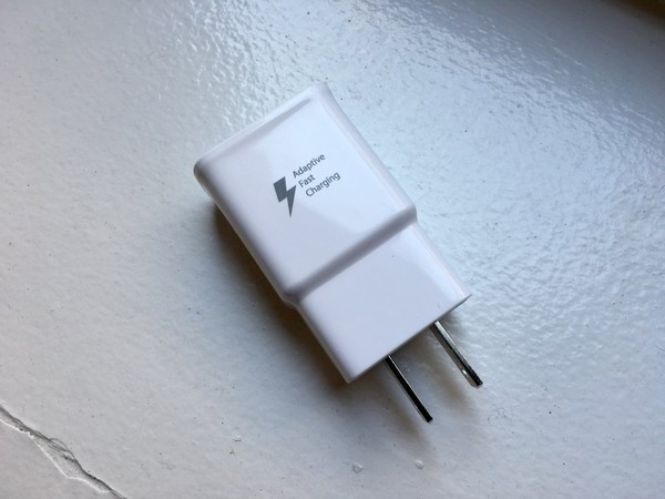  Sạc nhanh kèm máyiPhone 2019 có thể sẽ được bán kèm cục sạc nhanh bên trong hộp máy, dù vậy đây vẫn mới chỉ là tin đồn. Apple hỗ trợ tính năng sạc nhanh trên iPhone từ thời iPhone 8, thế nhưng bạn sẽ phải mua cục sạc 18-watt giá 29 USD từ hãng này để tận dụng điều đó. Các điện thoại Android khác như Samsung Galaxy S10, Google Pixel 3 hay OnePlus 6T trong khi đó đã có cục sạc nhanh kèm máy.