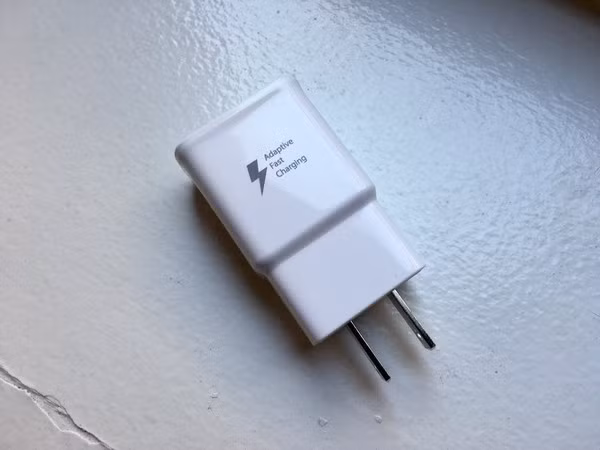  Sạc nhanh kèm máy iPhone 2019 có thể sẽ được bán kèm cục sạc nhanh bên trong hộp máy, dù vậy đây vẫn mới chỉ là tin đồn. Apple hỗ trợ tính năng sạc nhanh trên iPhone từ thời iPhone 8, thế nhưng bạn sẽ phải mua cục sạc 18-watt giá 29 USD từ hãng này để tận dụng điều đó. Các điện thoại Android khác như Samsung Galaxy S10, Google Pixel 3 hay OnePlus 6T trong khi đó đã có cục sạc nhanh kèm máy.