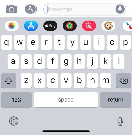 Không cần phải có một màn hình lớn như trên iPhone X: Mặc dù các nhà thiết kế của Apple luôn hướng tới tiêu chuẩn thiết kế màn hình tràn viền, tuy nhiên thực tế tiêu chuẩn này chủ yếu hướng tới nhu cầu xem phim, chơi game. Còn các tác vụ khác như khi sử dụng bàn phím trên iPhone X thì toàn bộ phần dưới cùng của điện thoại chỉ hiển thị màu xám, tương tự như cách mà iPhone 8 sử dụng.