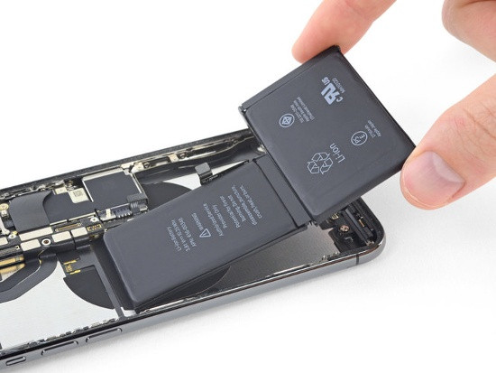 iPhone X có thời lượng pin tốt hơn: Có một cải tiến quan trọng trên iPhone X so với iPhone 8 mà người dùng phải ghi nhận và là tính năng rất đáng giá đó là thời lượng pin. Chiếc iPhone mới hơn đi kèm viên pin dung lượng 2.716 mAh, đó là cao hơn so với mức 1.821 mAh trên iPhone 8.