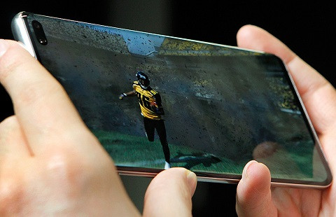 1. Samsung Galaxy S10+ và S10. Tuy Galaxy S10 và S10 + chưa sánh ngang với P30 Pro về mặt nhiếp ảnh, màn hình của chúng được đánh giá là tốt nhất trên thị trường và người dùng thực sự bị hút bởi thiết kế tuyệt vời của chúng. Hai điện thoại thông minh này giấu máy ảnh phía trước trong một góc của màn hình. Samsung Galaxy S10+ sở hữu màn hình kích thước 6.4-inch, sử dụng tấm nền Dynamic AMOLED với độ phân giải lên tới 2K+ cho hình ảnh hiển thị sắc nét và sống động. Còn Galaxy S10 có kích thước màn hình nhỏ hơn, 6.1-inch với tấm nền Dynamic AMOLED với độ phân giải lên tới 2K+.