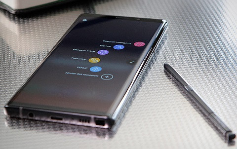 3. Samsung Galaxy Note 9 là điện thoại với bút stylus mới nhất của Samsung. Điện thoại này sở hữu thông số kỹ thuật ấn tượng tương tự như Galaxy S9+ (như mô-đun camera kép xuất sắc và bộ xử lý Exynos 9810). Điểm khác biệt đó là Note được trang bị bút S-Pen cho phép người dùng dễ dàng ghi chú hoặc chụp ảnh tự sướng từ xa. Smartphone sở hữu bộ đôi camera kép có cùng độ phân giải 12 MP có khả năng thay đổi khẩu độ như Galaxy S9+ và được tích hợp thêm công nghệ AI giúp chất lượng ảnh chụp đẹp hơn.