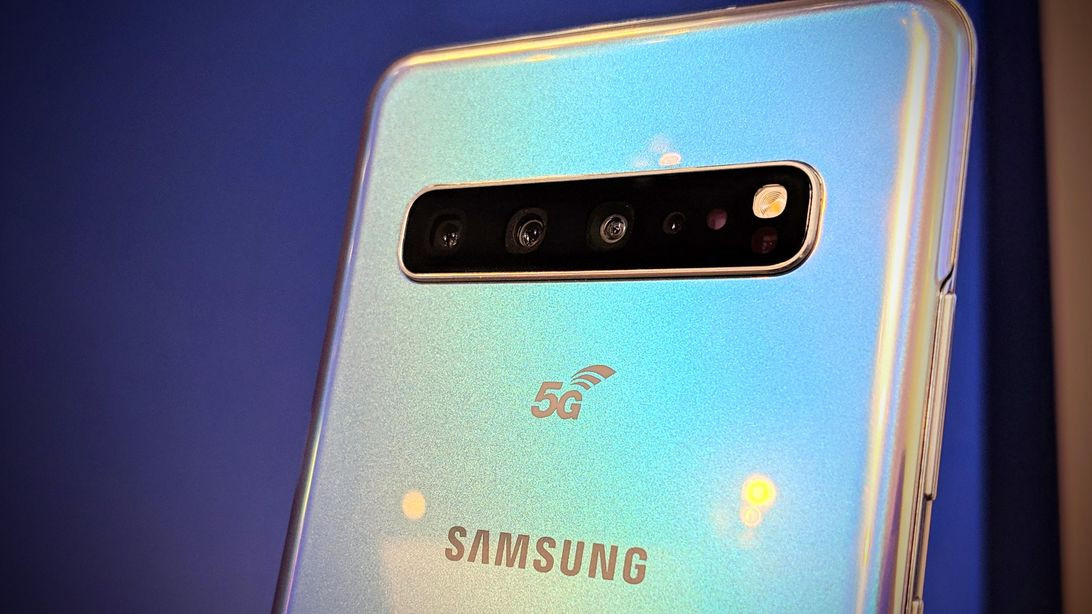 Theo các nguồn tin rò rỉ, Samsung sẽ không sử dụng hệ thống camera ngang của Galaxy S10 và Note 9 cho dòng sản phẩm Note 10. Thay vào đó, nhiều khả năng cụm camera này sẽ có các ống kính được sắp xếp theo chiều dọc để có thể tăng kích thước viên pin bên trong Note 10.