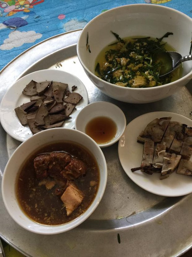 Bữa cơm chị dâu để phần em sau khi cả nhà đã ăn xong khiến hội chị em tranh cãi xôn xao.