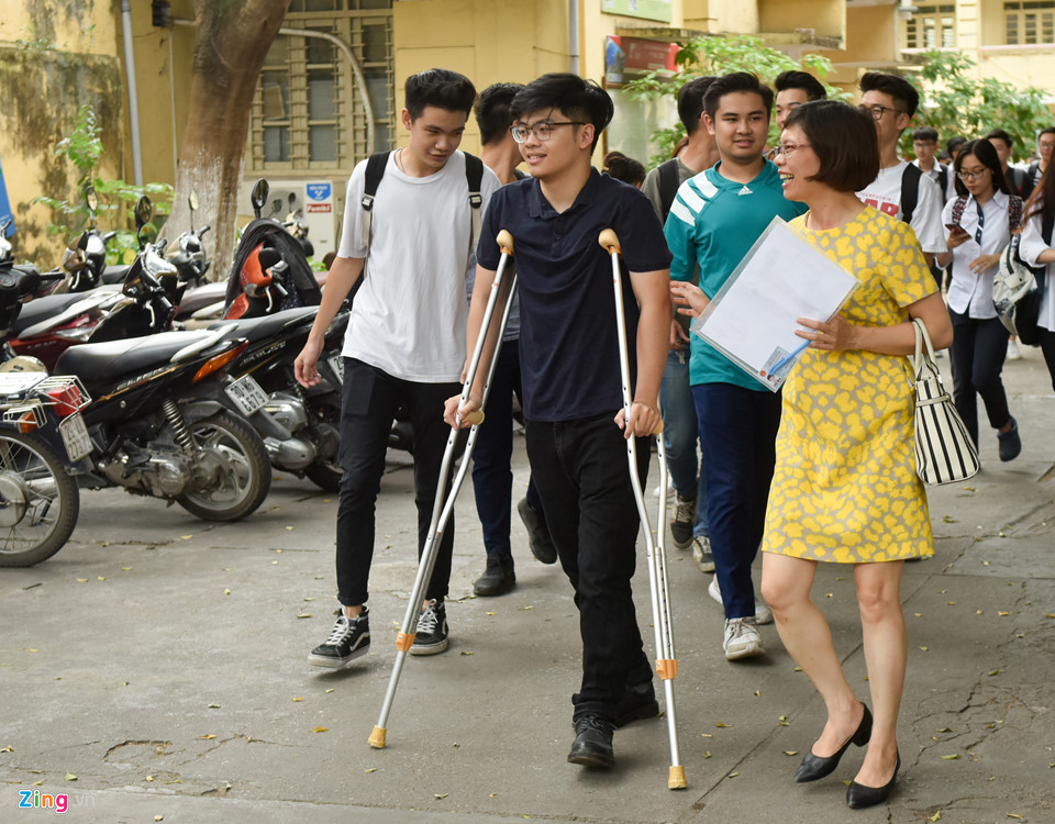 Tại điểm thi trường THPT Việt Đức (Hà Nội), thí sinh Phan Ngọc Long (học sinh trường THPT Việt Đức) bị tai nạn vào tháng 4, không thể đi lại được. Long phải nghỉ học 2 tháng và mới đi học lại 2 tuần gần đây.