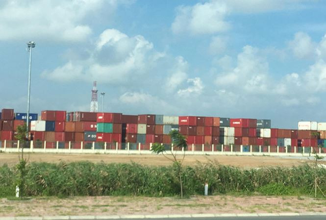 Hải Phòng và TPHCM đang có lượng container hàng hóa ùn ứ, tồn đọng quá lớn. Ảnh: Tuấn Nguyễn.