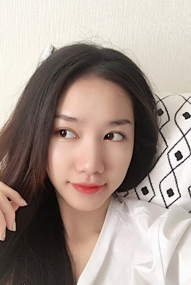 Khi selfie, gương mặt thon nhỏ cùng đôi môi đầy đặn giúp Hồng Tuyết trở nên cuốn hút.