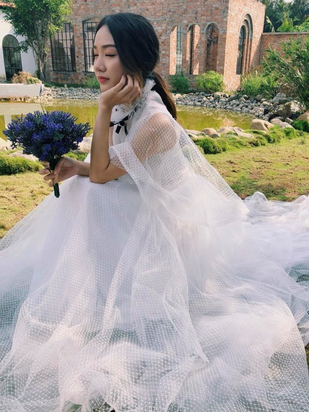 Hồng Tuyết cũng nữ tính không kém ai khi trang điểm nhẹ nhàng thế này.