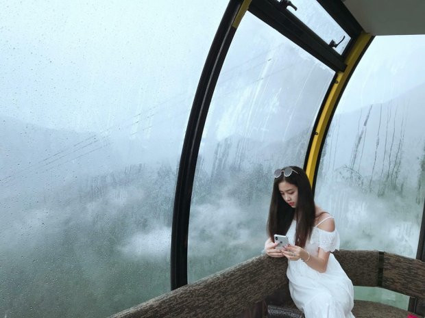 Trái ngược lại với hình ảnh chín chắn ở trên, ngoài đời cô nàng rất trẻ trung.