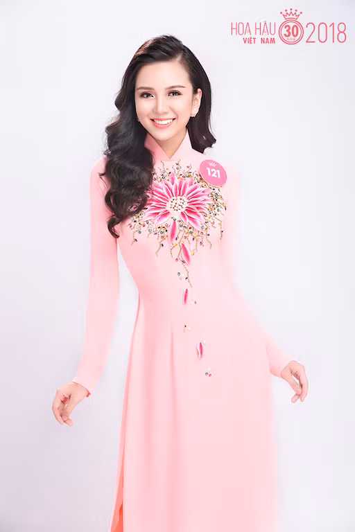 Thảo Vy đẹp ấn tượng trong tà áo dài.