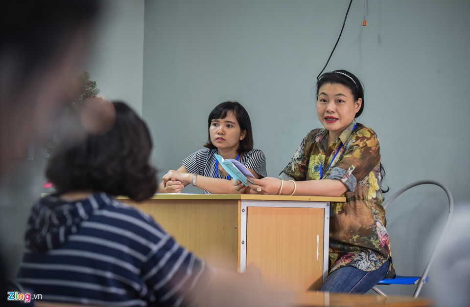 Cán bộ coi thi phổ biến quy chế thi tại buổi làm thủ tục dự thi chiều 24/6.