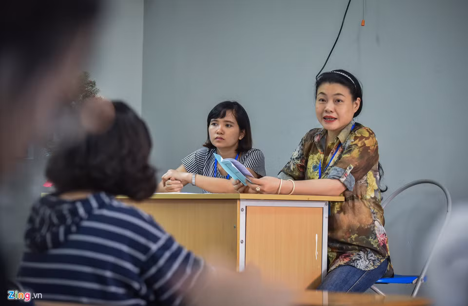 Cán bộ coi thi phổ biến quy chế thi tại buổi làm thủ tục dự thi chiều 24/6.