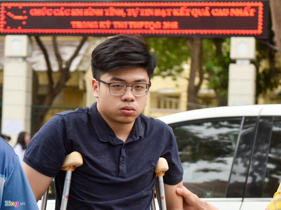 Do đã ôn thi từ trước, Long cảm thấy không bị ảnh hưởng nhiều bởi tai nạn. Long cho biết thời gian nghỉ học, em vẫn tự ôn tập ở nhà. “Năm nay, em đăng ký nguyện vọng vào khoa Báo Truyền hình, Học viện Báo chí và Tuyên truyền và mong muốn trở thành nhà báo”, Phan Ngọc Long chia sẻ.