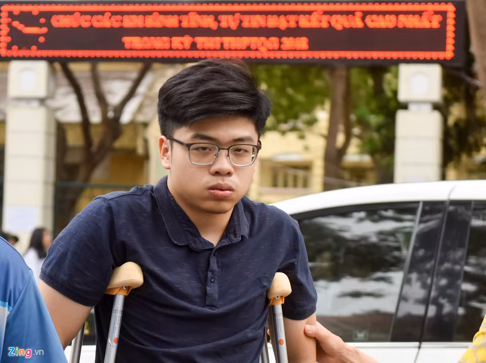 Do đã ôn thi từ trước, Long cảm thấy không bị ảnh hưởng nhiều bởi tai nạn. Long cho biết thời gian nghỉ học, em vẫn tự ôn tập ở nhà. “Năm nay, em đăng ký nguyện vọng vào khoa Báo Truyền hình, Học viện Báo chí và Tuyên truyền và mong muốn trở thành nhà báo”, Phan Ngọc Long chia sẻ.