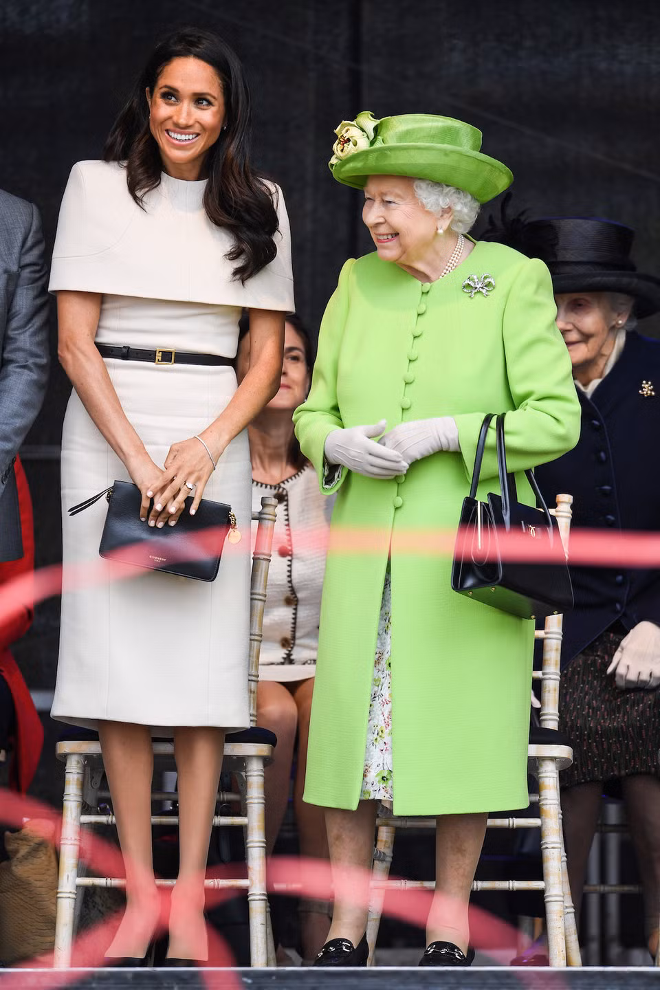 Meghan được đặc quyền hiếm có, khi đi tàu hoàng gia sang trọng cùng nữ hoàng .