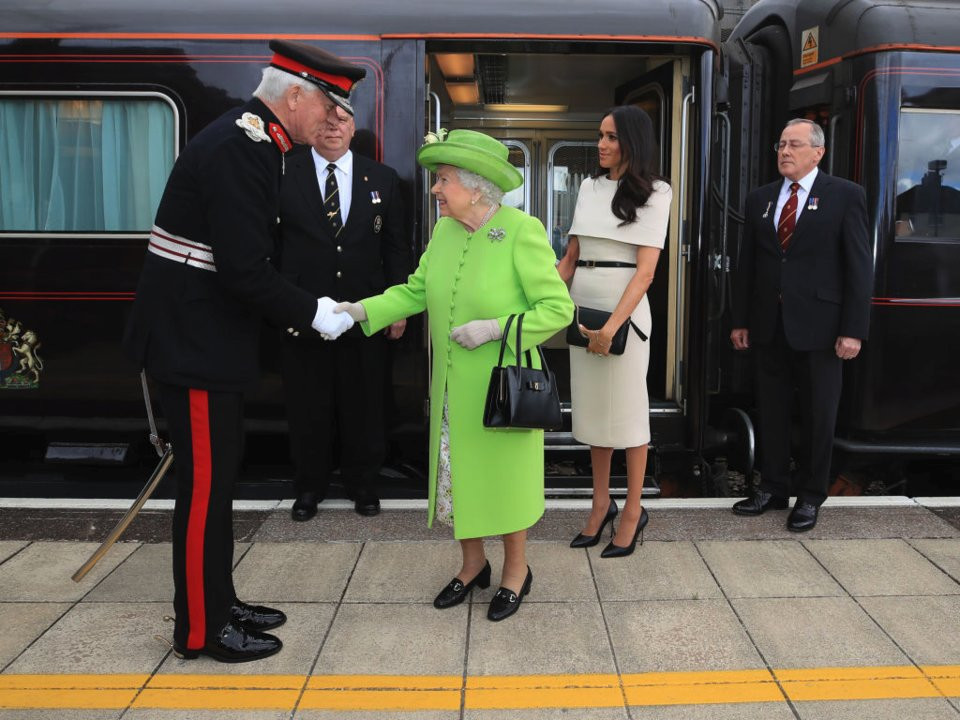 Sau đó, cô thực hiện một chuyến đi tàu qua đêm với nữ hoàng vào ngày 14 tháng Sáu.