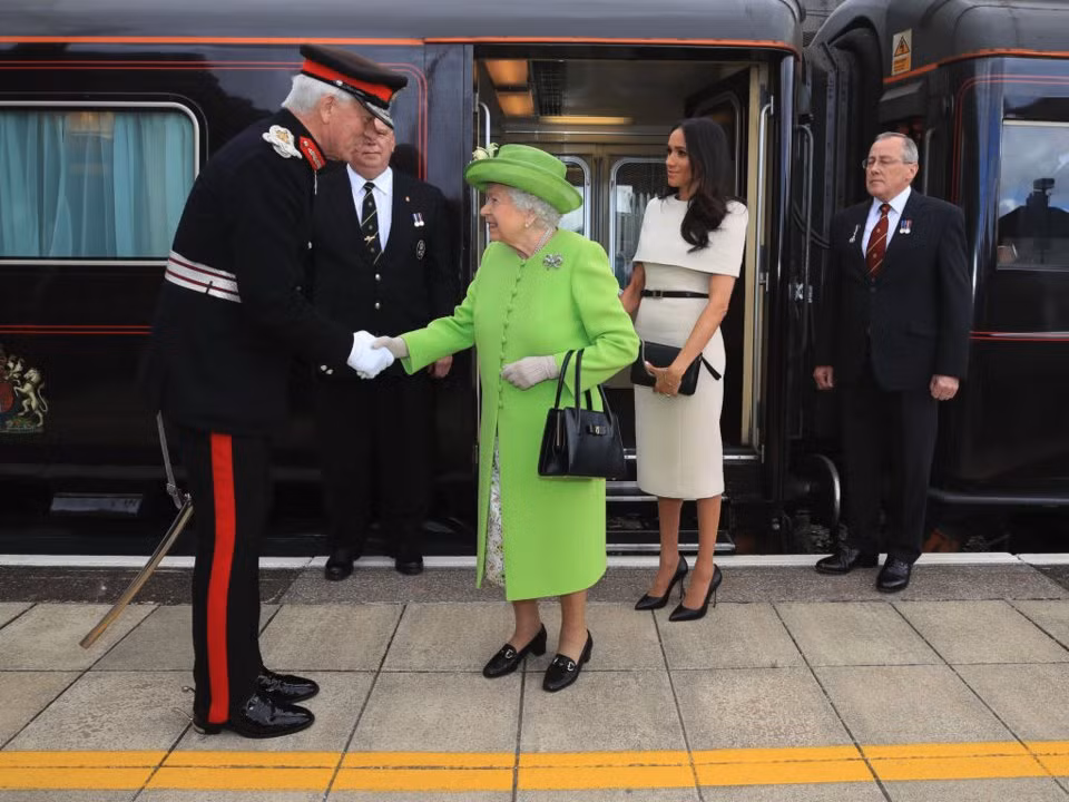Sau đó, cô thực hiện một chuyến đi tàu qua đêm với nữ hoàng vào ngày 14 tháng Sáu.