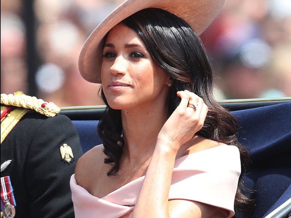 Meghan mặc một chiếc váy Herrera màu hồng. Nhiều người cho rằng chiếc váy lộ vai của cô đã phá vỡ quy tắc hoàng gia.