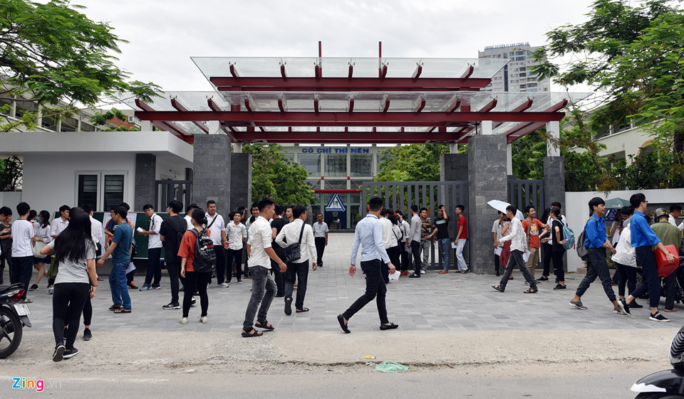 Theo quy định của Bộ GD&ĐT, 14h ngày 24/6, thí sinh có mặt tại các hội đồng thi THPT quốc gia 2018 nghe phổ biến quy chế, làm thủ tục dự thi và đính chính sai sót thông tin (nếu có). Kỳ thi này, cả nước có gần 40.000 phòng thi với 925.000 thí sinh.